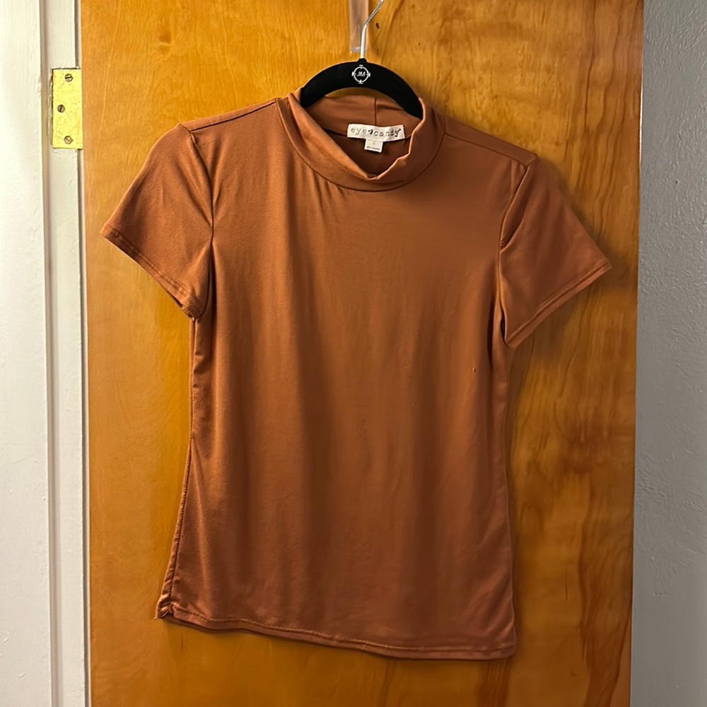 Mock neck orange top fitted 95% polyester / 5% spandex